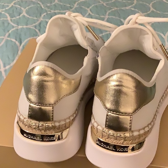NWT Michael Kors Finch Lace Up Canvas White PL Gold  Size 5,5 M - Picture 3 of 5